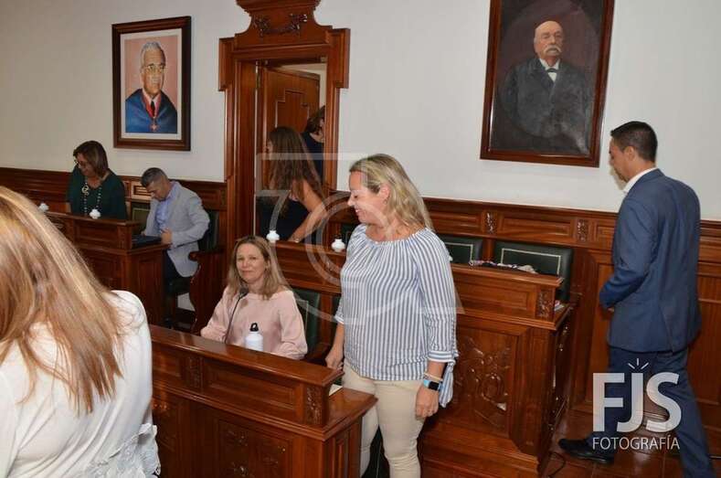 Imagen de archivo de las dos edilas del PP en un pleno presencial de este mandato (Foto Francisco Javier Santana)